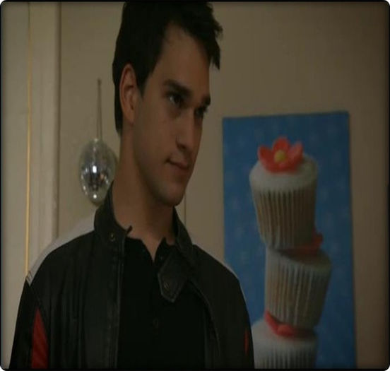 [ dă din cap, aprobator. ] Mhm. ;3
