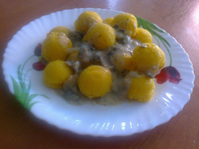 Mamaliga si tocanita de ciuperci cu smantana - Culinar 2