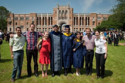 b1i0vW6_qjMq2p8wg-AmlNEAVrP_MBqXXos6WQdBV9CWw294-h195-p-no - Absolventii familiei