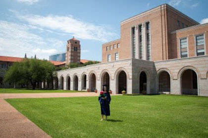 Oana in curtea facultatii