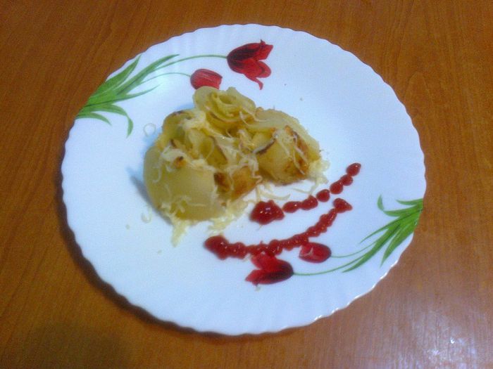 Cartofi cu usturoi, cascaval ras si ketchup - Culinar 2