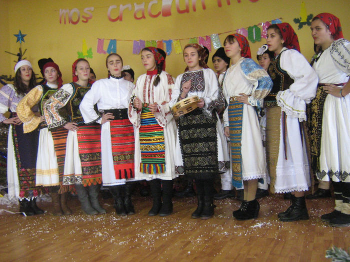 traditie , spectacol si elevi 023