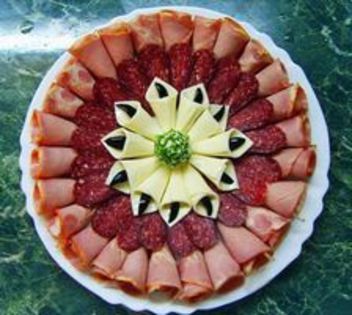 platou de mezeluri si branzeturi - Idei de aranjare a platourilor pentru mese festive