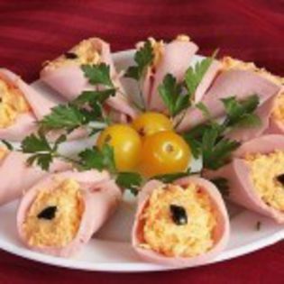 rulou cu sunca si salata boeuf - Idei de aranjare a platourilor pentru mese festive