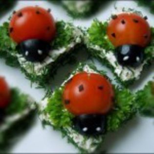 aperitive cu crema de branza si buburuze din rosii si masline - Idei de aranjare a platourilor pentru mese festive