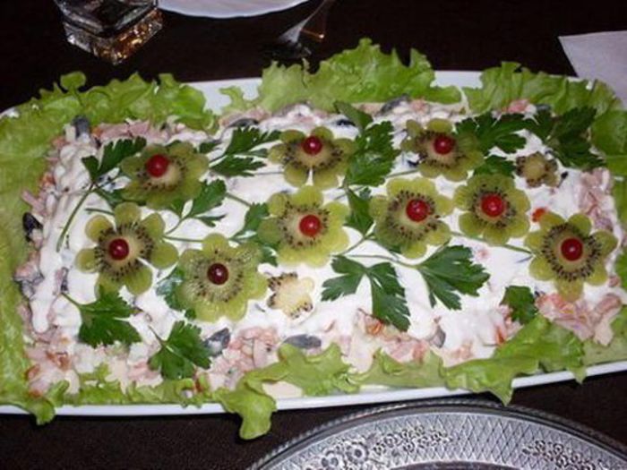 salata de bastoane de crab cu ciuperci - Idei de aranjare a platourilor pentru mese festive
