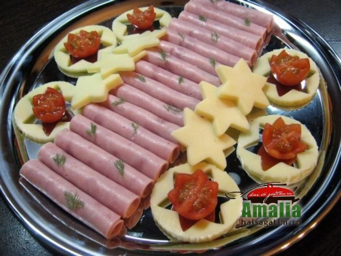 rulouri cu sunca,hrean si smantana - Idei de aranjare a platourilor pentru mese festive