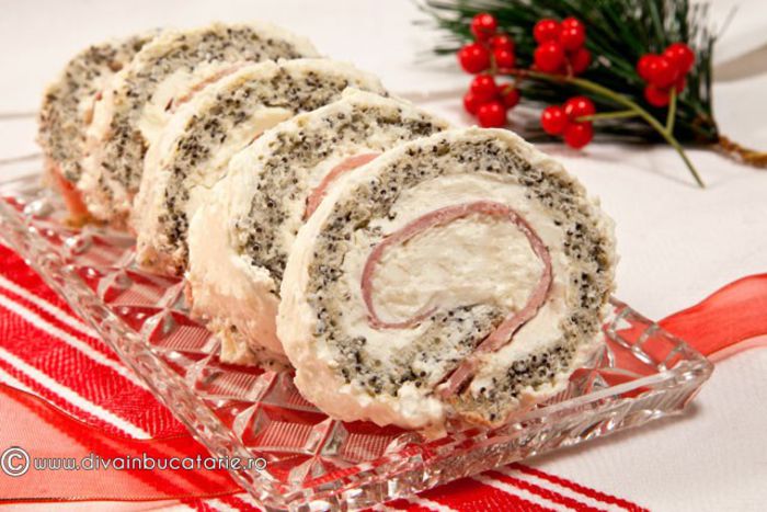 rulada-cu-mac-sunca-si-branza - Idei de aranjare a platourilor pentru mese festive