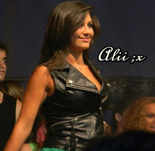 ;; Cristi e sus cu Sara, nevasta lui si Anca :-?? nu stiu` :)) #Pezza