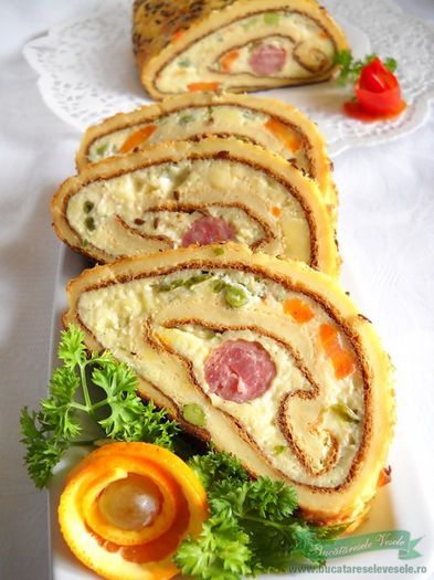 rulada_de_ou_aperitiv-600x800 - Idei de aranjare a platourilor pentru mese festive