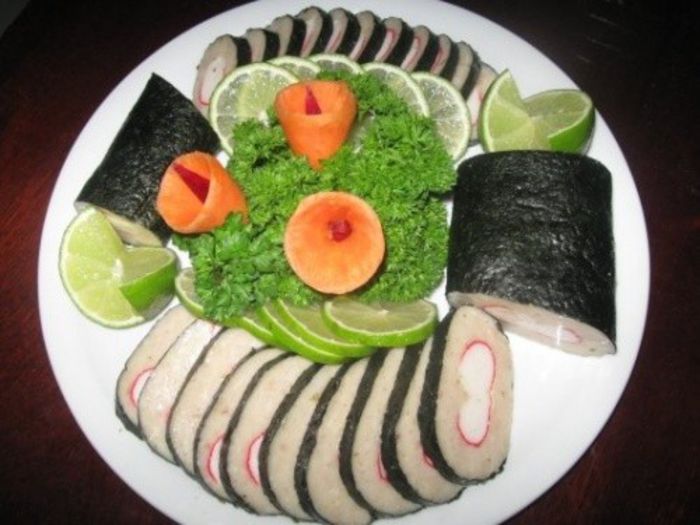 rulada de peste cu surimi si foi nori - Idei de aranjare a platourilor pentru mese festive