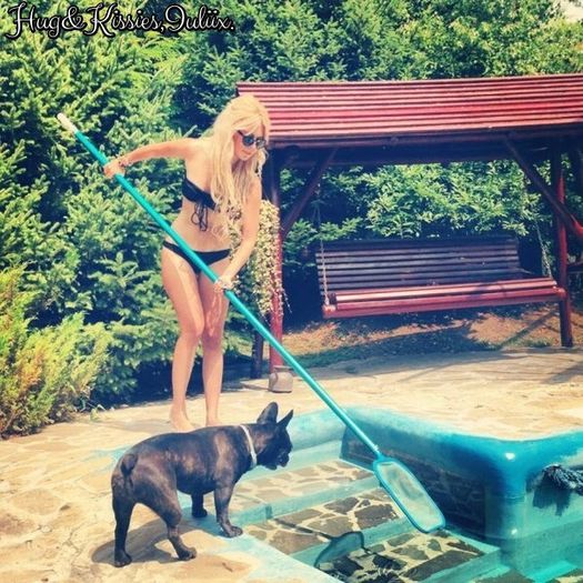 - [# îi bagă mâna sub bluză și îl ciupește de abdomen =)))))). ;> #]
