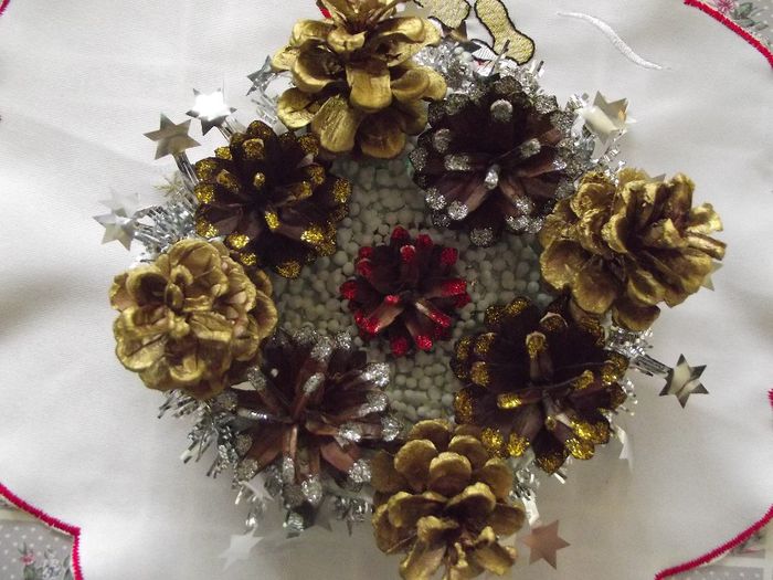 decoratiune conuri brad - Decoratiuni handmade Craciun