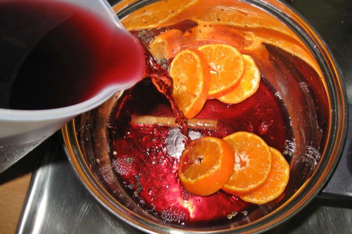 Preparare-vin-fiert-cu-portocale - VIN FIERT CU SCORTISOARA SI PIPER-MERGE IARNA