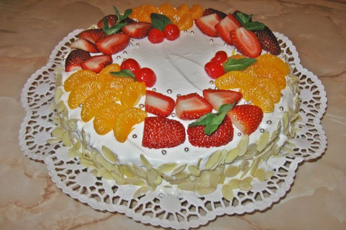 Tort-decorat-cu-frisca-si-fructe