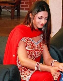 dulhan-banoo-main-teri-451454l-imagine - DIVYANKA TRIPATHI IN ROSU SI IN ROZ