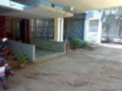 (Acesta este spitalul Sangeevani,un spital invechit,ce rezista de peste 26 de ani)