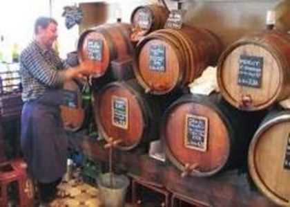 Vinul-vrac--interzis-in-targuri-si-piete - VIN ROSU SI NEGRU PT SARBATORILE DE IARNA-HAIDETI SA PETRECEM