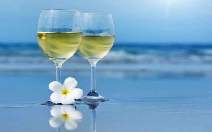 1285393380_1440x900_white-wine