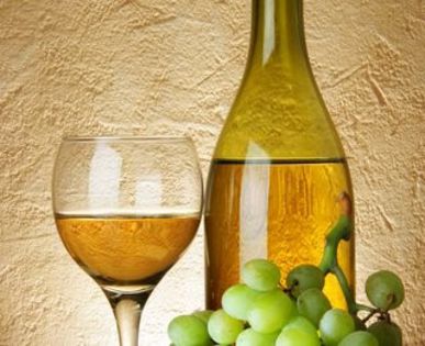 sticla-vin-pahar-s1111 - VIN ALB PT SARBATORILE DE IARNA-HAIDETI LA PETRECERE