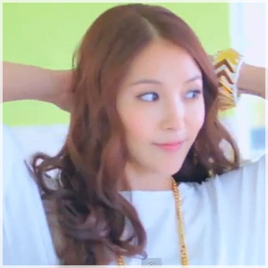 ;; Ce-i? :)) [se ridica si se aseaza langa ea]