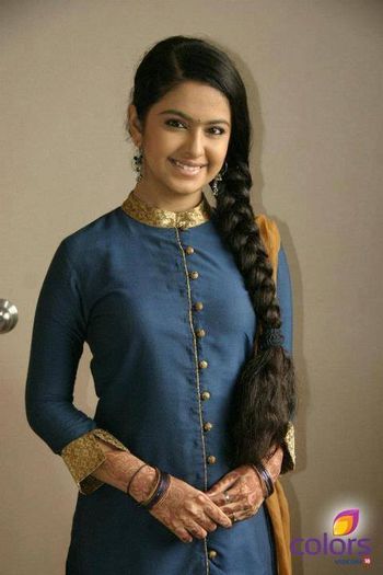 1474452_653232684739047_77720022_n - avika gor