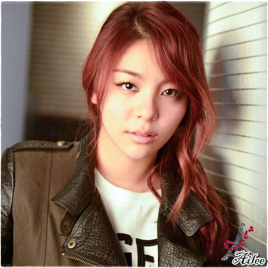 ♡ [lasa telefonul|se uita la SeRa] ..unnie? [ii flutura mana prin fata] .. :> [se uita la MW] ;) - ix __ Episodul 046 __ xi