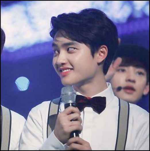 D.O|. [se intoarce cu Suho; le da baietilor*LA FIECARE* cate ceva de baut]