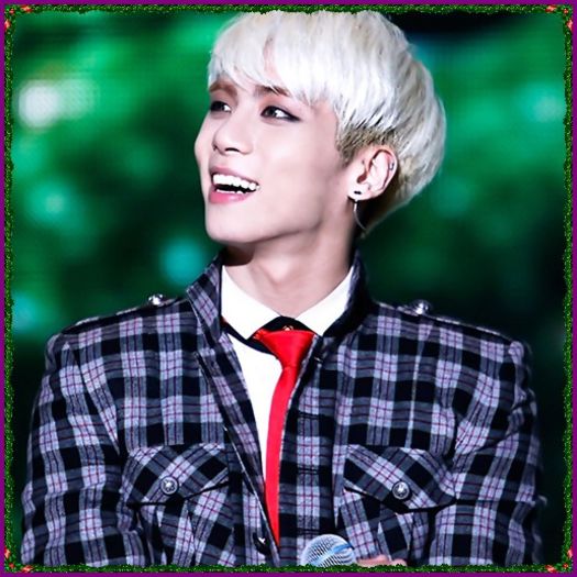 - Hai Kookie..ca si tu stii melodia. :3 [il ridica;merg pe scena toti 3]. - l _ Club _ l