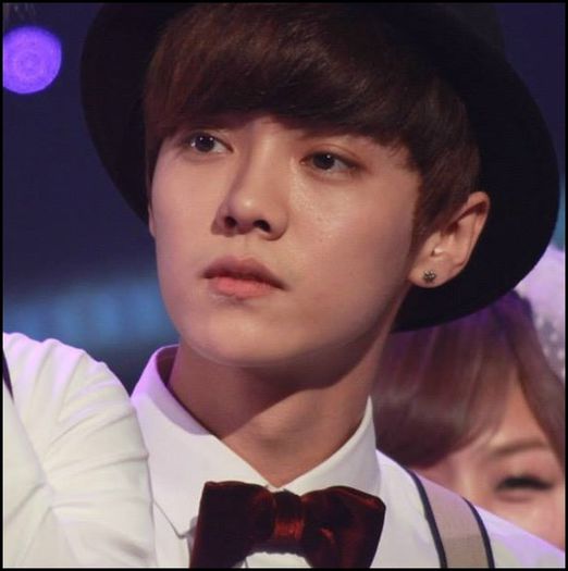 LH|. Asa esti? :| :( .. :)) [se aseaza pe acolo; bea; brb]