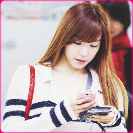 Tiff|. [intra] Buna.^^ [se aseaza langa Luhan]