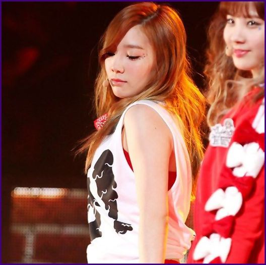 Tae|. Bunaa. ^^ Bravo baieti. :) [aplauda; se duce langa Tif si Luhan] Cand? :))