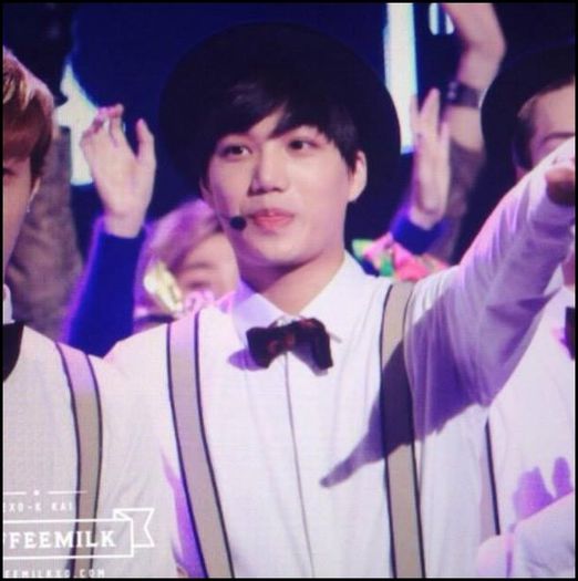 JI|. Aaa? Daca ma platesti. :-w ;;) [pleaca la bufet]