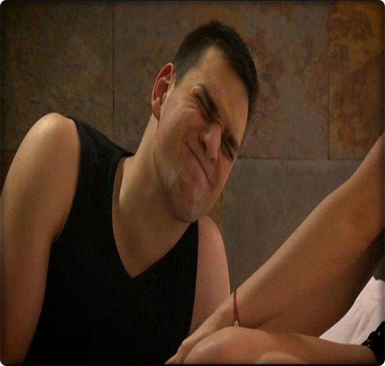 Fie ! ( se întinde pe pat şi întinde braţele spre ea. ) Vino aici ! ♥