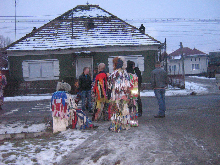 archeneaua ,alunelul si mascatii 002 - Traditie