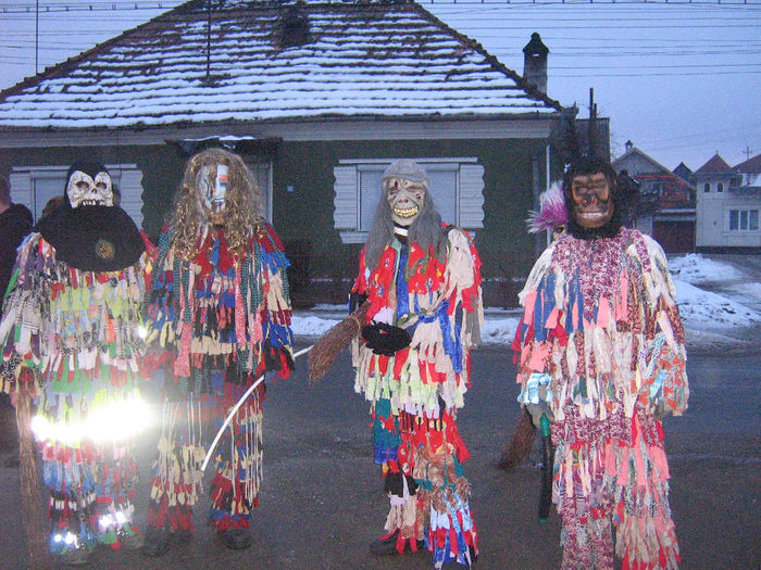 archeneaua ,alunelul si mascatii 003 - Traditie