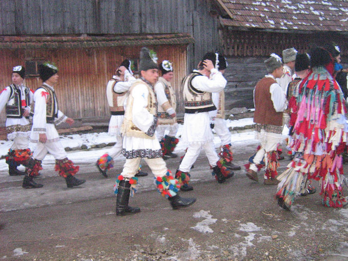 archeneaua ,alunelul si mascatii 008 - Traditie