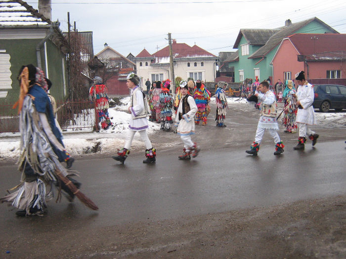 archeneaua ,alunelul si mascatii 009 - Traditie