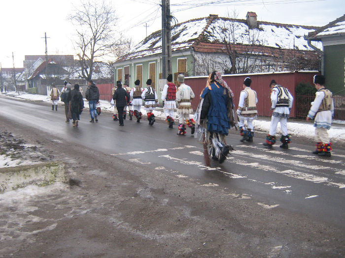 archeneaua ,alunelul si mascatii 010 - Traditie