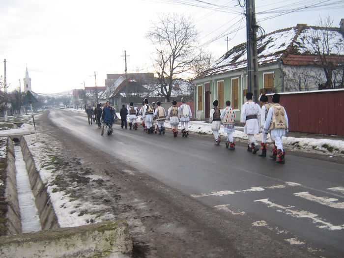 archeneaua ,alunelul si mascatii 011 - Traditie