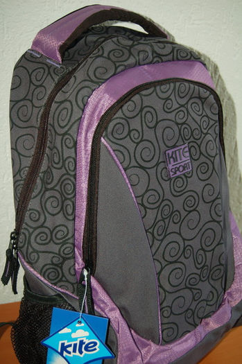 In timp ce Emma se uita la frumusetiile din jur ,Kevin ii puse un trandafir rosu si un bilet  de dra