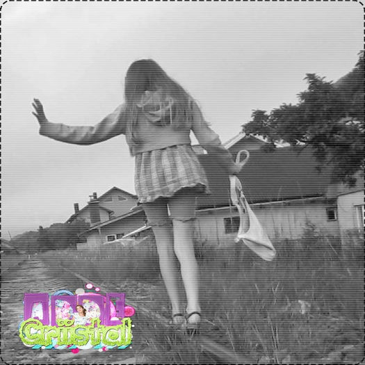 †∆† ;  Consider expresive pozele cu o fată care merge pe o șină de tren. Poza de mai jos e - dear - HERE are facts about myself