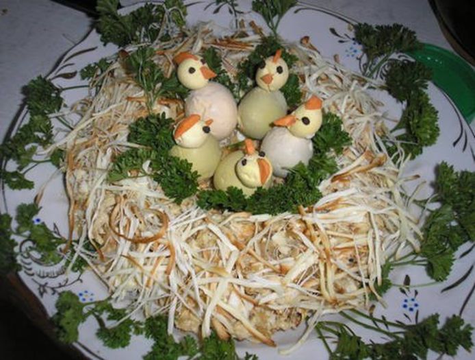 salata "Cuibul" - Idei de aranjare a platourilor pentru mese festive