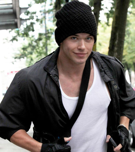  - Kellan Lutz as Emmet Cullen