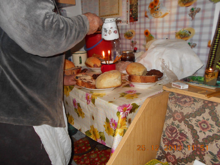 dec 2013 mama mea facind pomenile din Ajunul Craciunulu - Traditii 2013- Sarbatorile de iarna