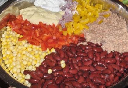 salata de fasole rosie si ton - Idei de aranjare a platourilor pentru mese festive
