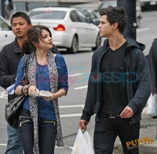 R:Unde vrei sa mergem?T:La cinematograf ,putem sa vedem un film de dragoste R:Super,idee