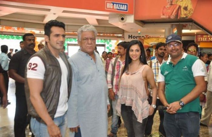 SHona on location of the film The Mall in Bhayander (8)
