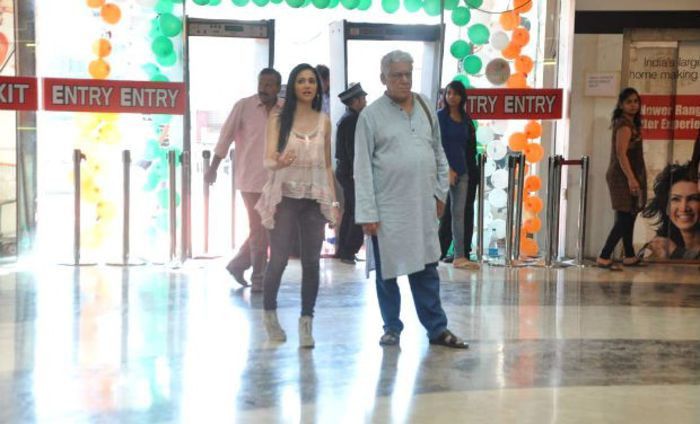SHona on location of the film The Mall in Bhayander (12)