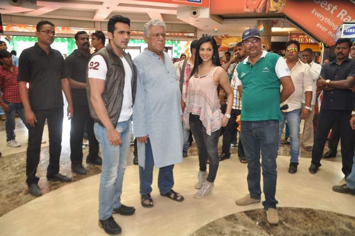 SHona on location of the film The Mall in Bhayander (13)